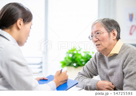 Old man see female doctor 54725593
