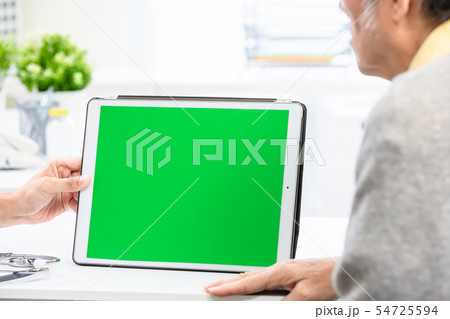 Female doctor explain with tablet 54725594