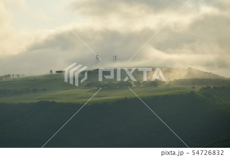 夜明けの北海道七飯町で山から霧が立って朝日が当たる風景を撮影 54726832