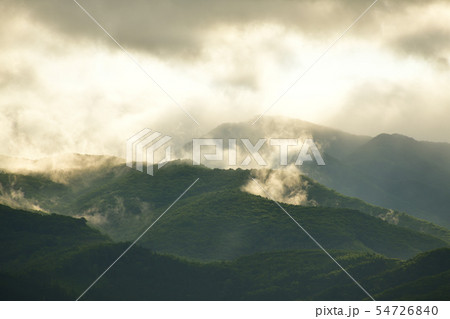 夜明けの北海道七飯町で山から霧が立って朝日が当たる風景を撮影 夜明けの北海道七飯町で山から霧が立って朝日が当たる風景を撮影 54726840