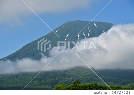 北海道京極町から残雪の羊蹄山(蝦夷富士)の山頂付近の夏の風景を撮影 北海道京極町から残雪の羊蹄山(蝦夷富士)の山頂付近の夏の風景を撮影 54727523