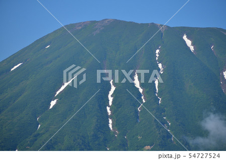 北海道京極町から残雪の羊蹄山(蝦夷富士)の山頂付近の夏の風景を撮影 北海道京極町から残雪の羊蹄山(蝦夷富士)の山頂付近の夏の風景を撮影 54727524