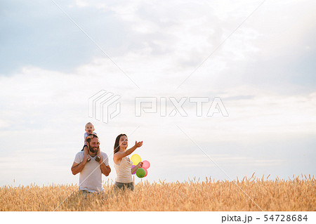 Happy family: mother, father and son on nature 54728684