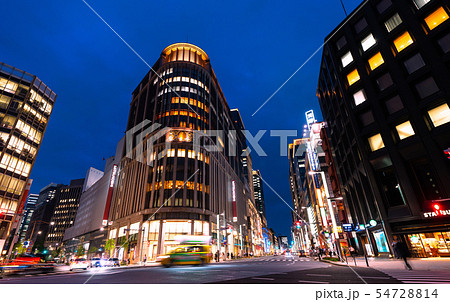 日本の東京都市景観　「日本橋北詰」の交差点や三越、その前を走る選挙カーなどを望む 54728814