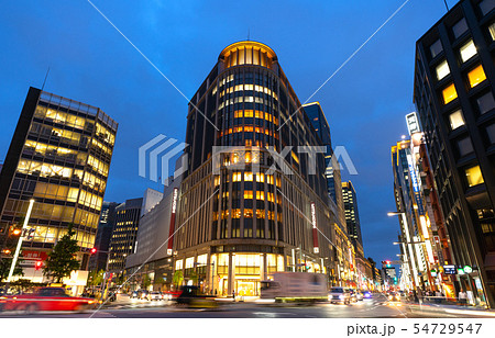 日本の東京都市景観　「日本橋北詰」の交差点や三越などを望む（夜景） 54729547