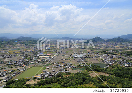 三豊市三野町から三豊平野を南に展望する「三豊コールドロン（三豊カルデラ跡）」 54729956