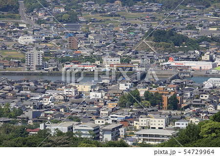 三豊市三野町から詫間駅、石川橋、詫間水門付近を俯瞰する 54729964