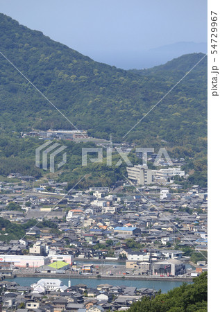 三豊市三野町から西、詫間の街並みと永康病院を見る 54729967