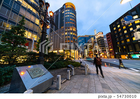 日本の東京都市景観 三越などを望む。手前は、日本国道路元標(複製) 日本の東京都市景観 三越などを望む。手前は、日本国道路元標(複製) 54730010