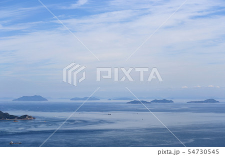 来島海峡の南側、大島の長瀬の鼻越しに見る燧灘の島々(魚島群島、四阪島) 来島海峡の南側、大島の長瀬の鼻越しに見る燧灘の島々(魚島群島、四阪島) 54730545