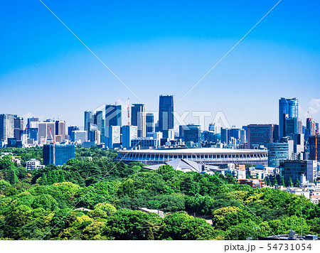 東京　新国立競技場と都心部の町並み 54731054