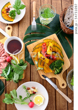 食卓 モンステラリーフ ベイクドベジタブル ローストビーフ カプレーゼ 食卓 モンステラリーフ ベイクドベジタブル ローストビーフ カプレーゼ 54731097