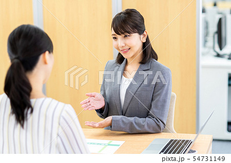 若い女性（営業） 54731149