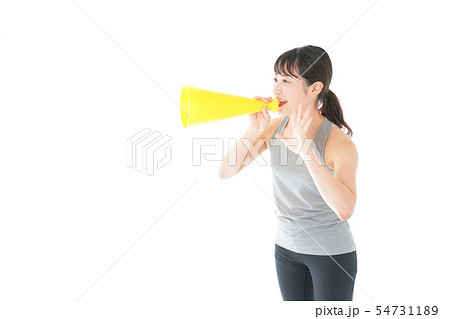 スポーツの応援をする若い女性 54731189
