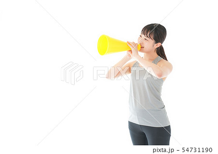 スポーツの応援をする若い女性 54731190