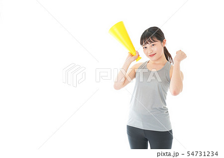 スポーツの応援をする若い女性 54731234