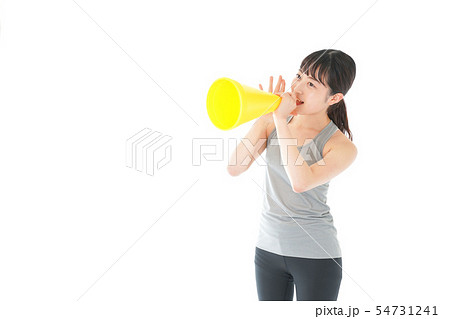 スポーツの応援をする若い女性 54731241