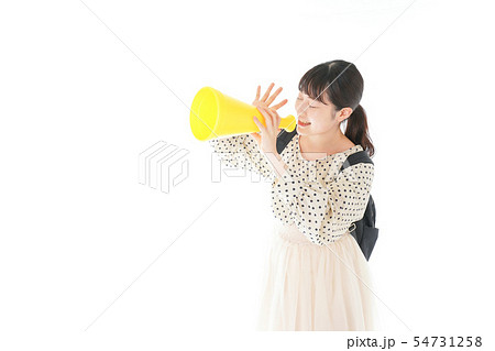 スポーツの応援をする若い女性 54731258