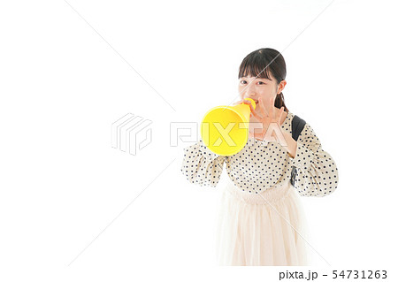 スポーツの応援をする若い女性 54731263