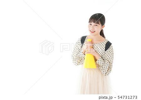 スポーツの応援をする若い女性 54731273