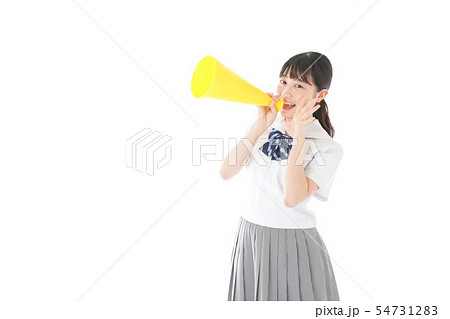 スポーツの応援をする若い女性 54731283