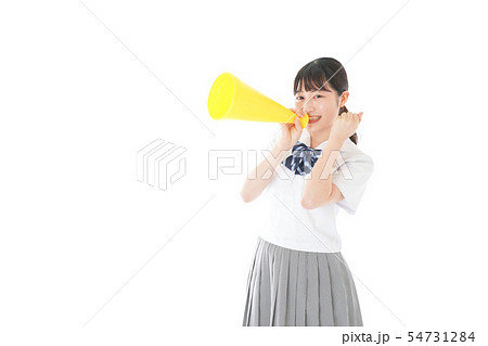 スポーツの応援をする若い女性 54731284