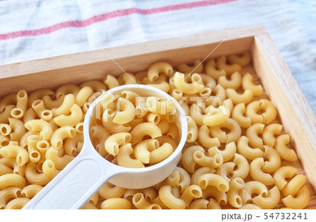 Dried Elbow Macaroni in A Measuring Cup 54732241