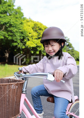 自転車 春服 女の子 日本人 園児 3歳 練習 トレーニング ポートレート コピースペース 子供 の写真素材