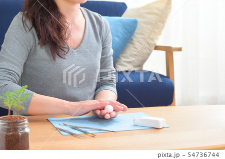 工作 粘土細工 丸める女性 工作 粘土細工 丸める女性 54736744