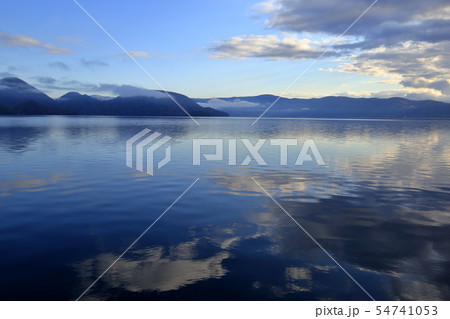 北海道、秋、早朝の洞爺湖の風景 54741053