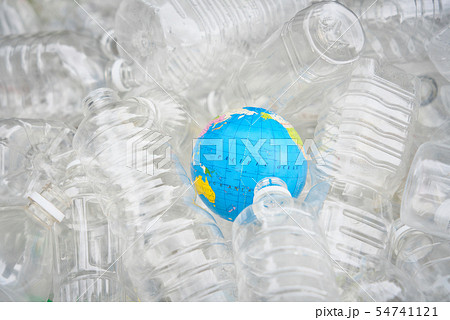 環境イメージ　プラスチックごみ　ペットボトルと地球儀 54741121