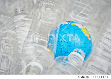 環境イメージ　プラスチックごみ　ペットボトルと地球儀 54741124