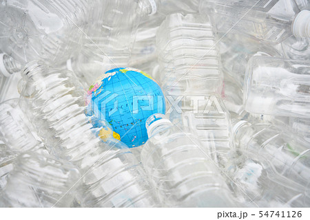 環境イメージ　プラスチックごみ　ペットボトルと地球儀 54741126