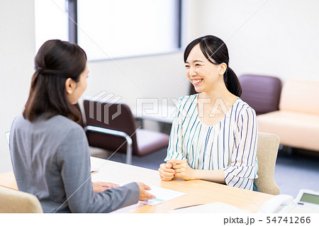 若い女性(相談) 若い女性(相談) 54741266