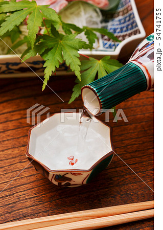 日本酒を九谷焼きで飲みながら刺し盛りを食べる 54741755