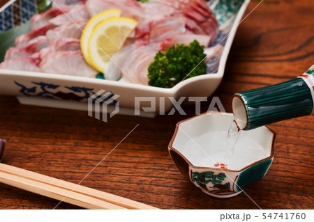 日本酒を九谷焼きで飲みながら刺し盛りを食べる 日本酒を九谷焼きで飲みながら刺し盛りを食べる 54741760