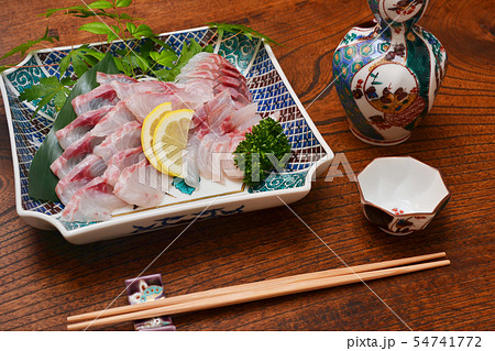 日本酒を九谷焼きで飲みながら刺し盛りを食べる 54741772