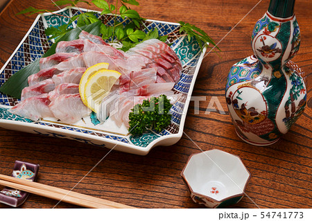 日本酒を九谷焼きで飲みながら刺し盛りを食べる 54741773