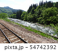 初夏の清流とローカル線の線路 54742392