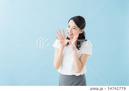 ビジネス　20代女性（青背景） 54742779