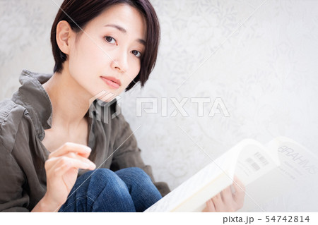 女性 ライフスタイル 読書 女性 ライフスタイル 読書 54742814