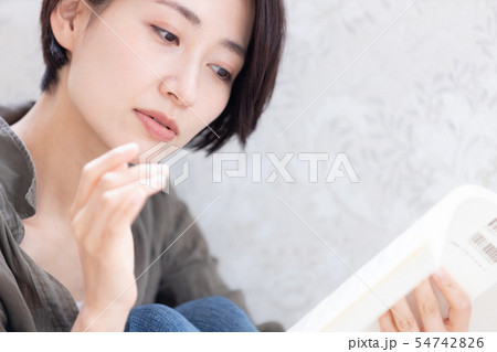 女性 ライフスタイル 読書 女性 ライフスタイル 読書 54742826
