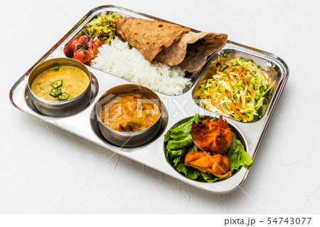 典型的なインドカレー　Curry and Chapati typical Indian food 54743077