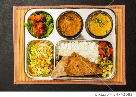 典型的なインドカレー　Curry and Chapati typical Indian food 54743082