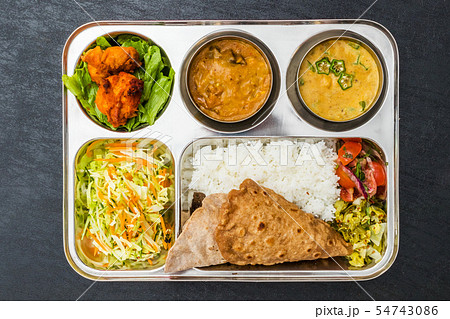 典型的なインドカレー Curry and Chapati typical Indian food 典型的なインドカレー Curry and Chapati typical Indian food 54743086