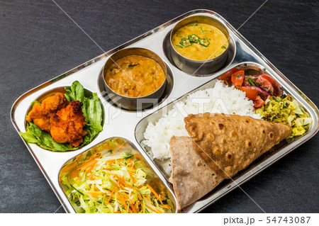典型的なインドカレー Curry and Chapati typical Indian food 典型的なインドカレー Curry and Chapati typical Indian food 54743087