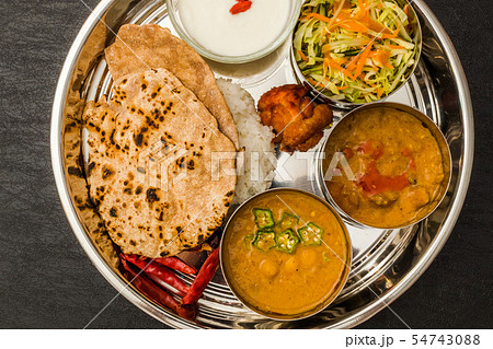 典型的なインドカレー Curry and Chapati typical Indian food 典型的なインドカレー Curry and Chapati typical Indian food 54743088