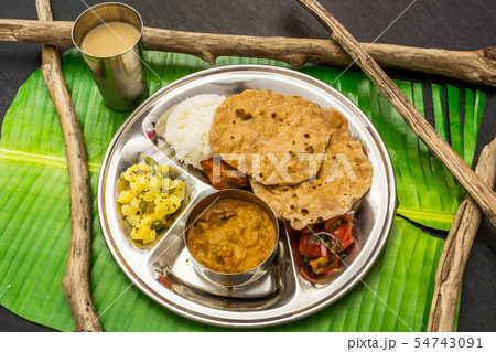 典型的なインドカレー Curry and Chapati typical Indian food 典型的なインドカレー Curry and Chapati typical Indian food 54743091
