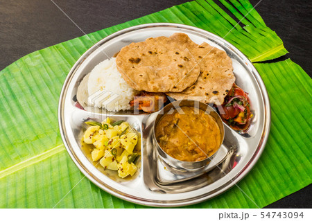 典型的なインドカレー　Curry and Chapati typical Indian food 54743094