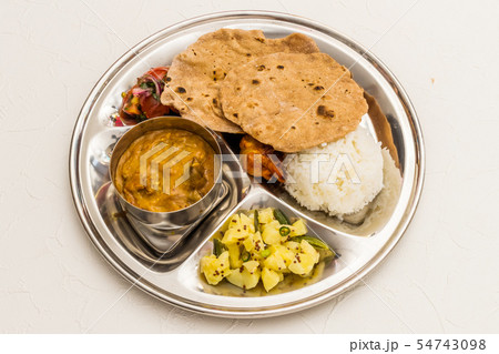 典型的なインドカレー　Curry and Chapati typical Indian food 54743098